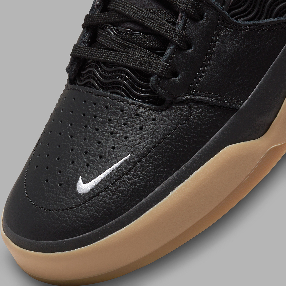 1640176494 580 El Nike SB Ishod aparece en un simple colorway negro