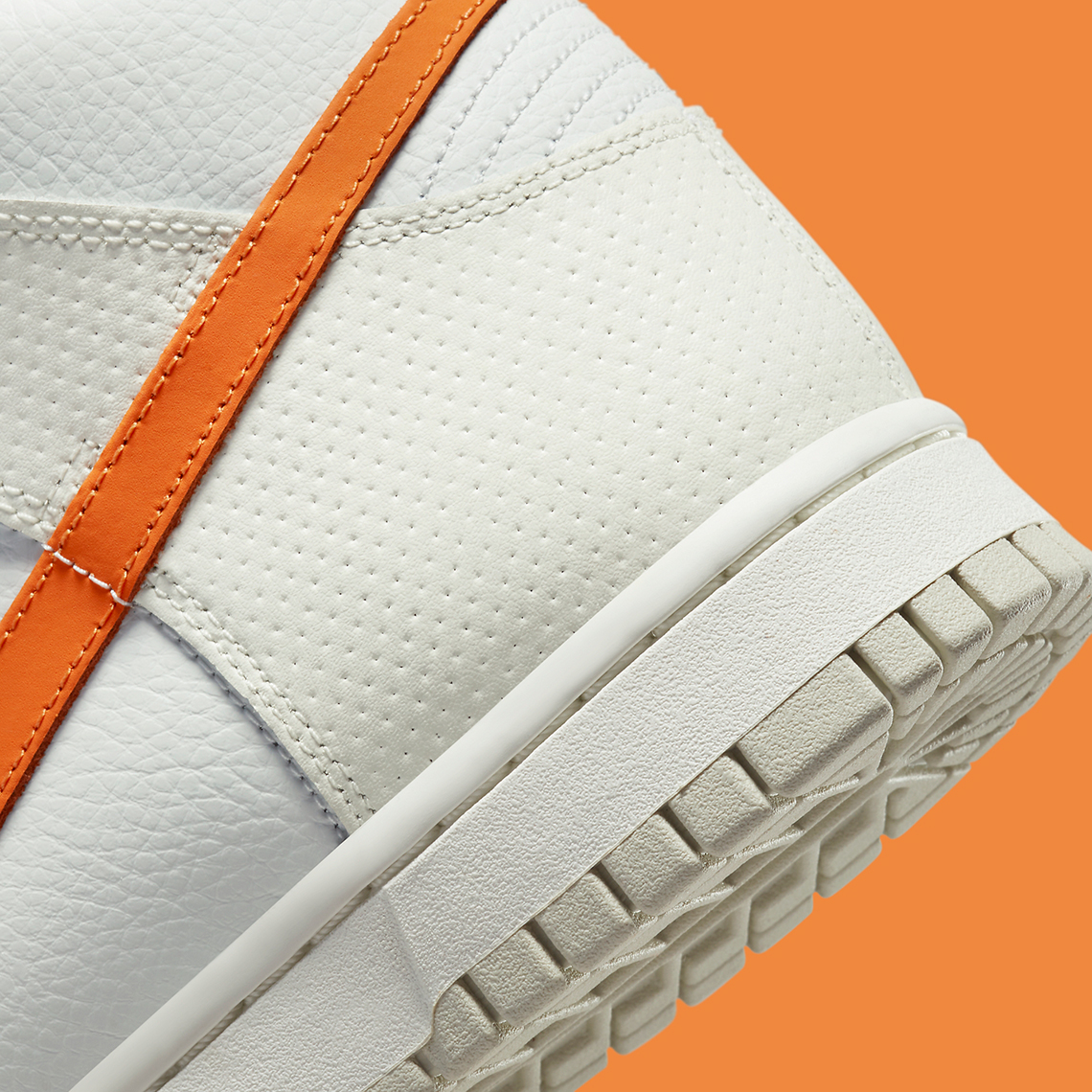 1647981041 626 Swooshes naranjas y superposiciones perforadas visten las ultimas Nike Dunk