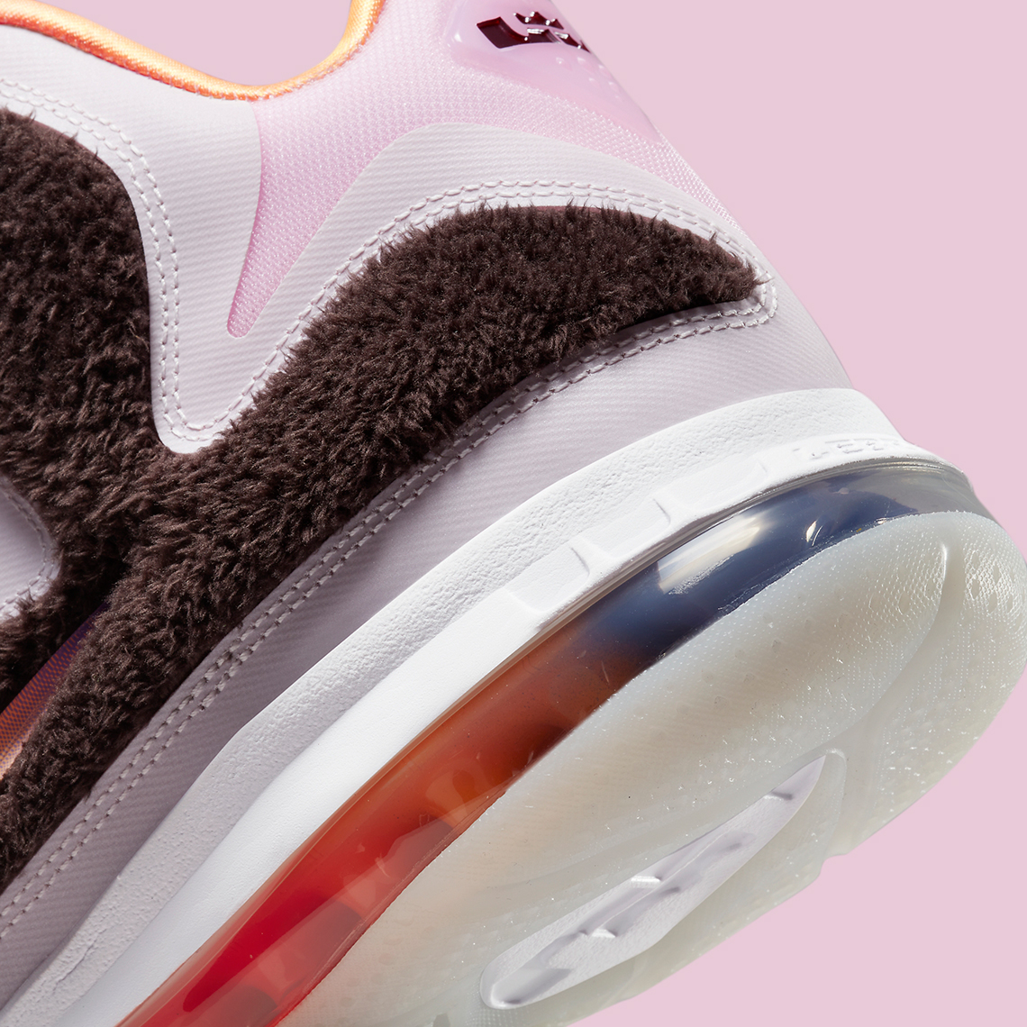 1652457936 452 Imagenes oficiales de las Nike LeBron 9 Regal Pink