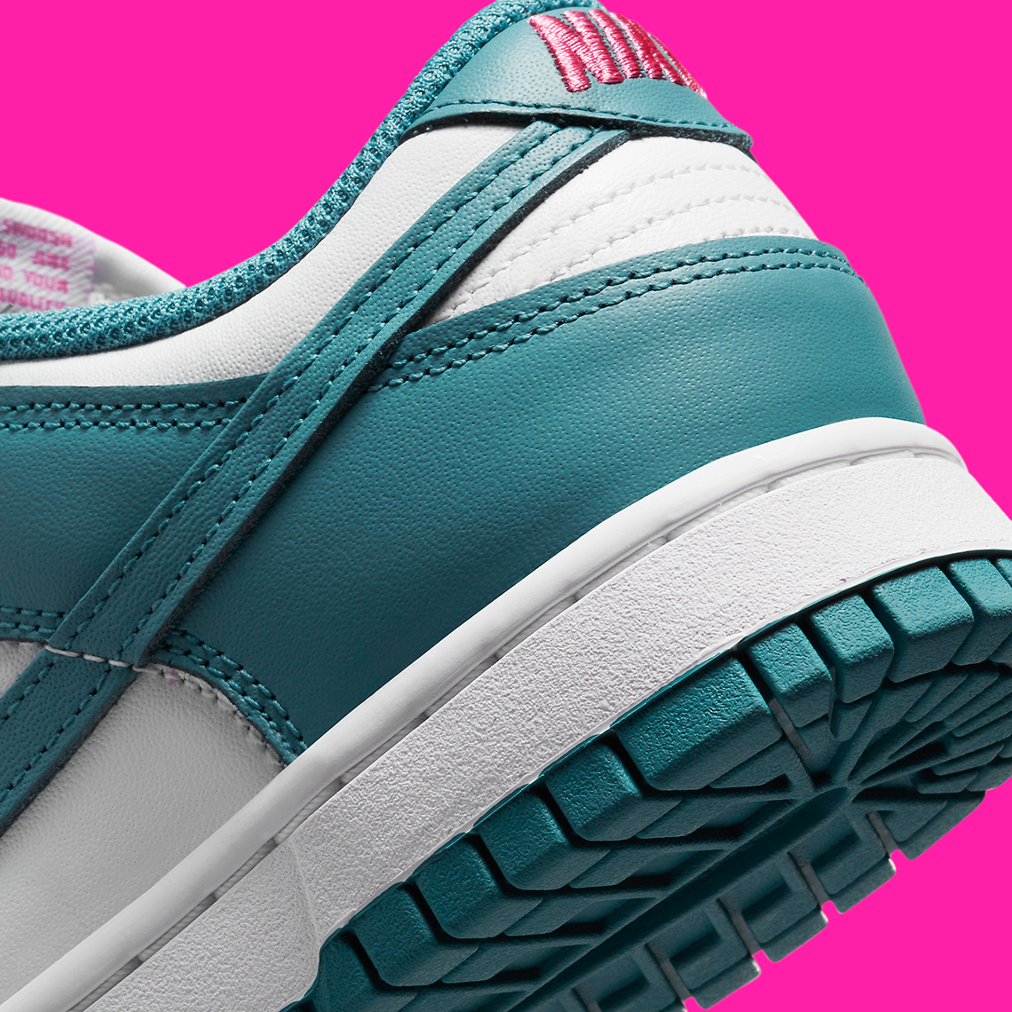 1669767448 126 Par verde azulado y rosa para animar este Nike Dunk
