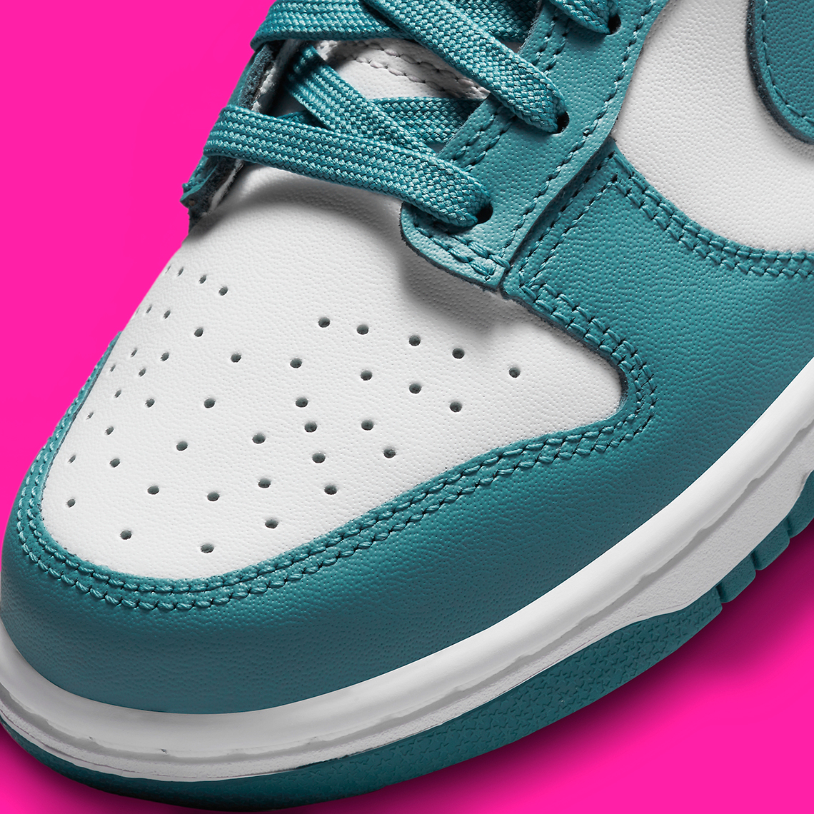 1669767448 843 Par verde azulado y rosa para animar este Nike Dunk