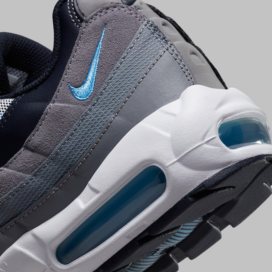 1670692244 80 Diferentes tonos de azul acentuan esta escala de grises Nike