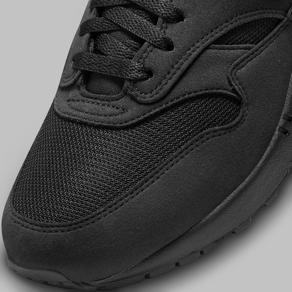 1693151767 634 El Nike Air Max 1 aparece en blanco y negro