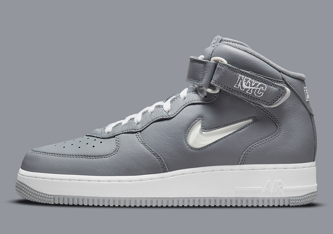 1630596958 627 Nike Air Force 1 Mid NYC DH5622 001